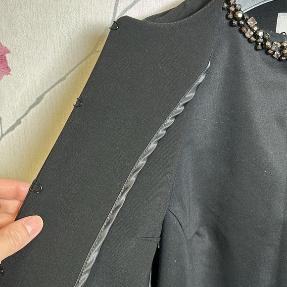 H&M size 2 black blazer, sleeves with metal decor. - Picture 5 of 7